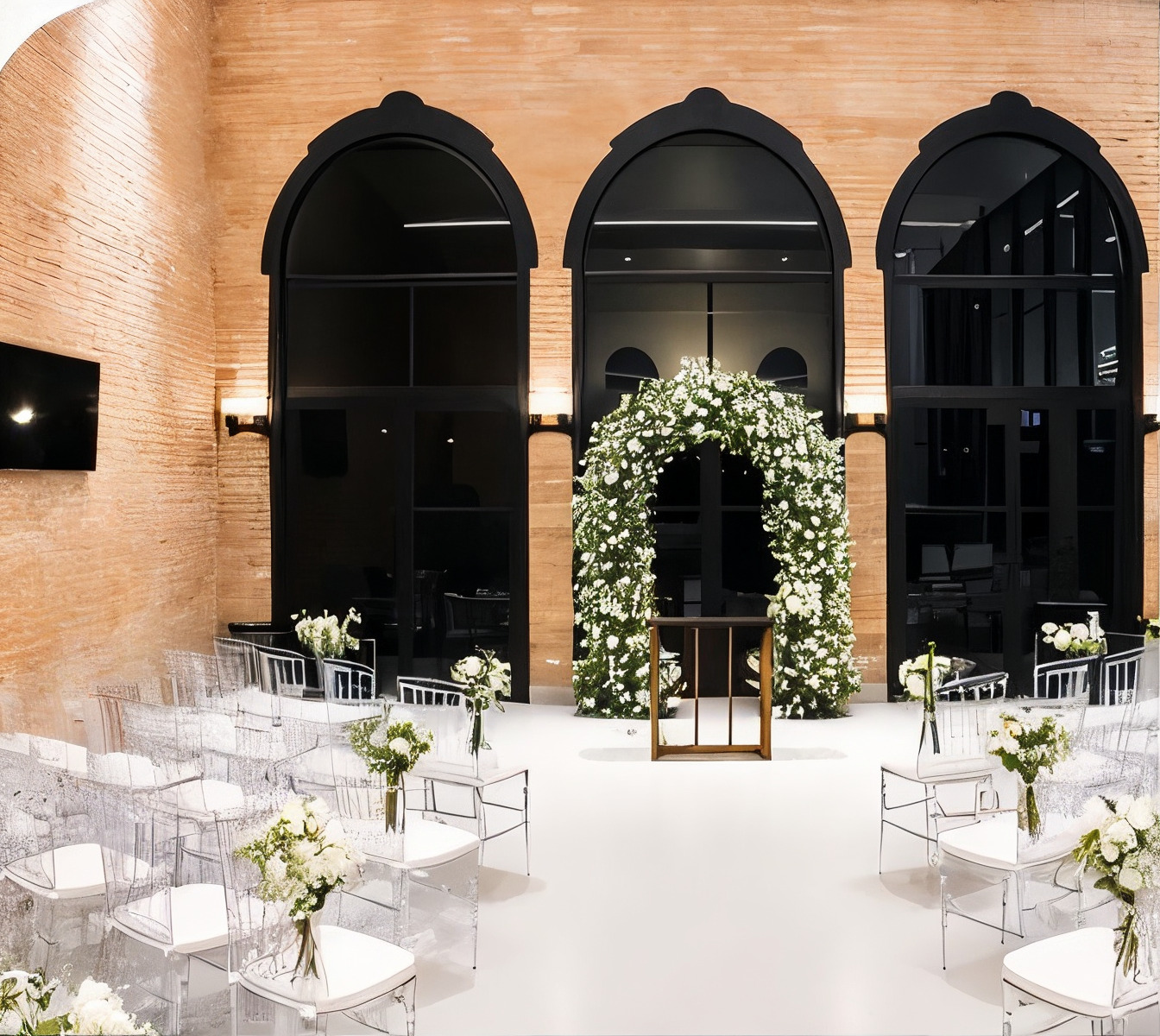 Cerimônia de casamento montada no Espaço Casarão com arco de flores