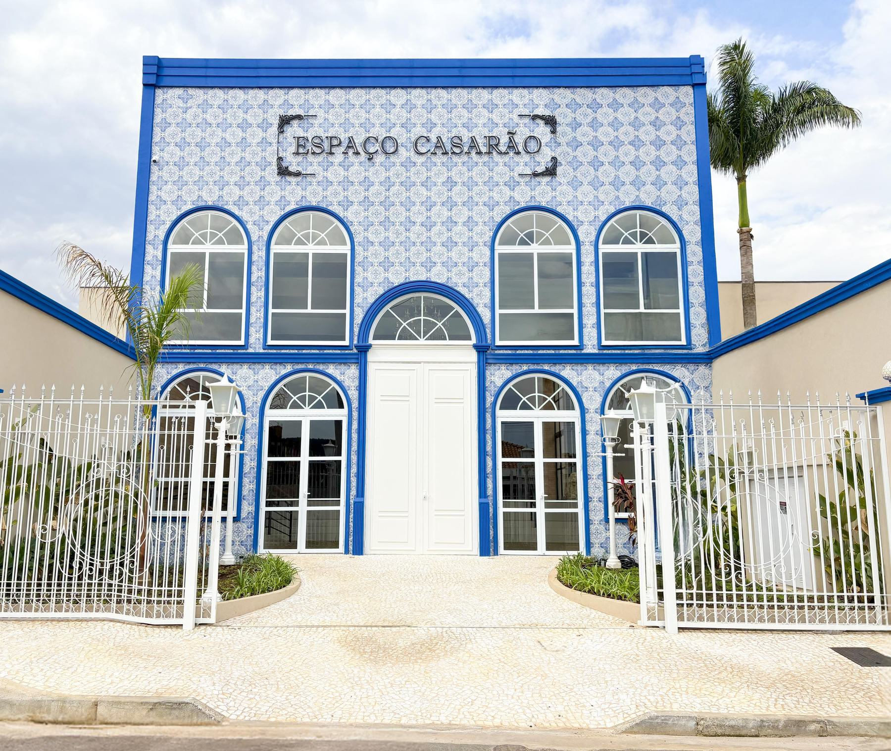 Fachada de azulejos azuis do Espaço Casarão